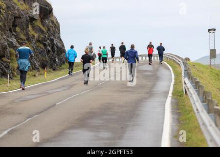 Läufer, die am Halbmarathon teilnehmen, von Gasadalur nach Sandav‡gur, Vagar Island, Färöer Inseln, Europa. Stockfoto