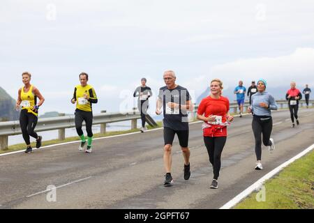 Läufer, die am Halbmarathon teilnehmen, von Gasadalur nach Sandav‡gur, Vagar Island, Färöer Inseln, Europa Stockfoto