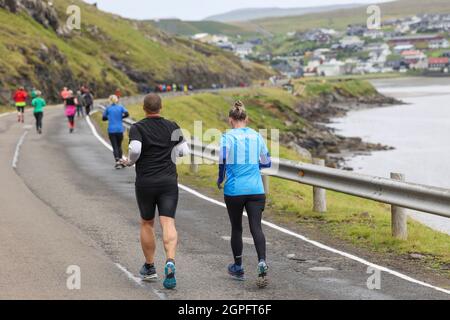 Läufer, die am Halbmarathon teilnehmen, von Gasadalur nach Sandav‡gur, Vagar Island, Färöer Inseln, Europa Stockfoto