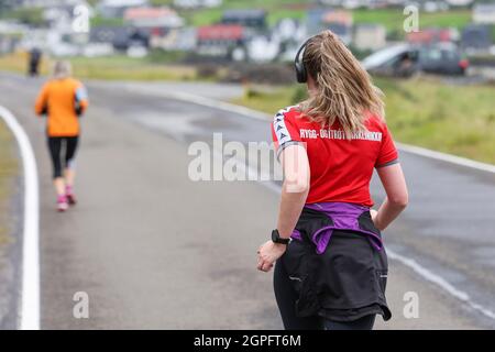 Lauferinnen, die am Halbmarathon von Gasadalur nach Sandav‡gur, Insel Vagar, Färöer, Europa, teilnehmen. Stockfoto