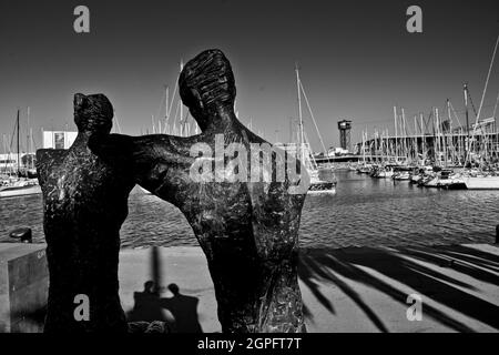 La Parella [das Paar] des chilenischen Künstlers Lautaro Díaz Silva, 1998. Moll de la fusta, Port Vell, Barcelona, Katalonien, Spanien. Stockfoto