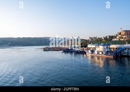 Istanbul, Türkei - 07.20.2021: parkgelände historischer türkischer Seeschiffe, die Touristen und Einheimische auf dem Goldenen Horn in einer Wolkenwolke transportieren Stockfoto