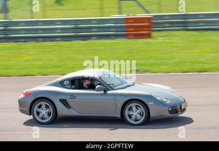 THRUXTOM,HAMPSHIRE/GROSSBRITANNIEN-JULI 17 2021: Am Samstag werden im Thruxton Motorsport Center Rennwagen von Mitgliedern der Öffentlichkeit gemietet. Stockfoto