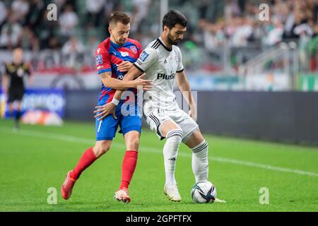 Fran Tudor aus Rakow und Mahir Emreli aus Legia im Einsatz beim Spiel der polnischen PKO Ekstraklasa League zwischen Legia Warszawa und Rakow Czestochowa im Marschall Jozef Pilsudski Legia Warsaw Municipal Stadium.Endstand; Legia Warszawa 2:3 Rakow Czestochowa. (Foto von Mikolaj Barbanell / SOPA Images/Sipa USA) Stockfoto