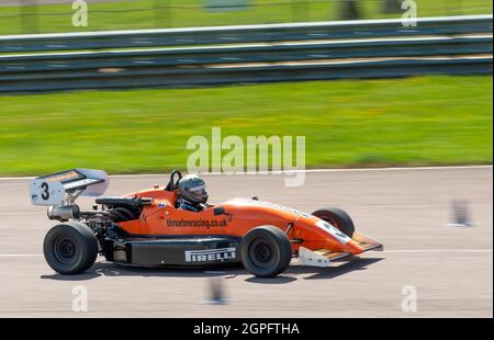 THRUXTOM,HAMPSHIRE/GROSSBRITANNIEN-JULI 17 2021: Am Samstag werden im Thruxton Motorsport Center Rennwagen von Mitgliedern der Öffentlichkeit gemietet. Stockfoto