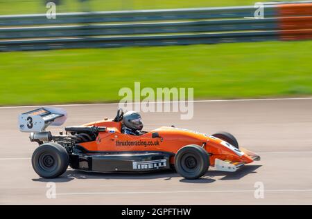 THRUXTOM,HAMPSHIRE/GROSSBRITANNIEN-JULI 17 2021: Am Samstag werden im Thruxton Motorsport Center Rennwagen von Mitgliedern der Öffentlichkeit gemietet. Stockfoto