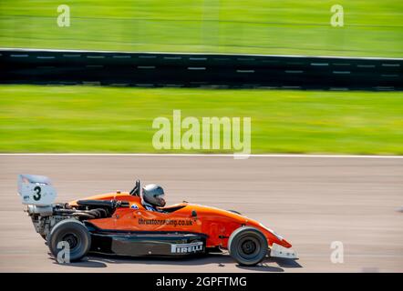 THRUXTOM,HAMPSHIRE/GROSSBRITANNIEN-JULI 17 2021: Am Samstag werden im Thruxton Motorsport Center Rennwagen von Mitgliedern der Öffentlichkeit gemietet. Stockfoto