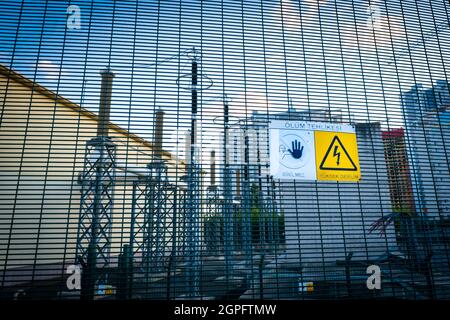 Maltepe, Istanbul, Türkei - 07.22.2021: Türkische Warnung vor Todesgefahr, Gefahr, kein Eindringen auf den Zaun von Komponenten der Elektroverteilung im Umspannwerk Stockfoto