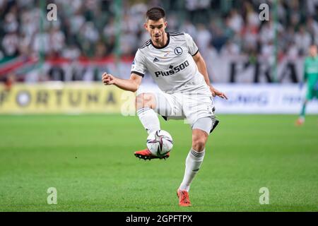 Warschau, Polen. September 2021. Ihor Kharatin von Legia im Einsatz beim Spiel der polnischen PKO Ekstraklasa League zwischen Legia Warszawa und Rakow Czestochowa im Marschall Jozef Pilsudski Legia Warsaw Municipal Stadium.Endstand; Legia Warszawa 2:3 Rakow Czestochowa. (Foto von Mikolaj Barbanell/SOPA Images/Sipa USA) Quelle: SIPA USA/Alamy Live News Stockfoto