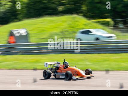 THRUXTOM,HAMPSHIRE/GROSSBRITANNIEN-JULI 17 2021: Am Samstag werden im Thruxton Motorsport Center Rennwagen von Mitgliedern der Öffentlichkeit gemietet. Stockfoto