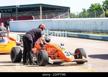 THRUXTOM,HAMPSHIRE/GROSSBRITANNIEN-JULI 17 2021: Am Samstag werden im Thruxton Motorsport Center Rennwagen von Mitgliedern der Öffentlichkeit gemietet. Stockfoto