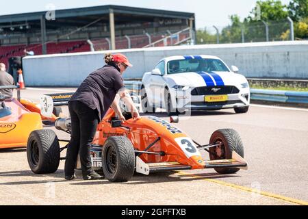 THRUXTOM,HAMPSHIRE/GROSSBRITANNIEN-JULI 17 2021: Am Samstag werden im Thruxton Motorsport Center Rennwagen von Mitgliedern der Öffentlichkeit gemietet. Stockfoto