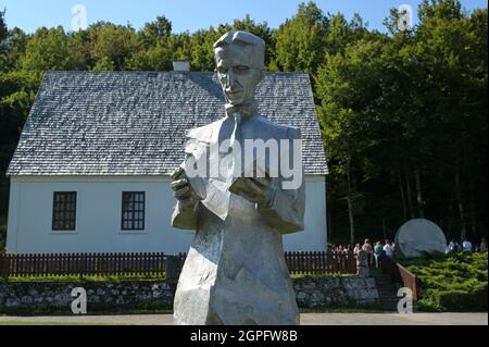 KROATIEN, Smiljan, Nikola Tesla Museum, Geburtsort des Erfinders und Physikers Nikola Tesla geboren am 10.7.1856, gestorben 7.1.1943 / KROATIEN, Smiljan, Nikola Tesla Museum, der Erfinder und Physiker Nikola Tesla wurde hier 1856 geboren, nach Nikola Tesla ist seit 1960 die physikalische Einheit der magnetischen Flussdichte genannt, Nach Nikola Tesla benannte sich Tesla Inc. Von Elon Musk, dem kalifornischen Hersteller von Elektroautos mit Wechselstrommotor Stockfoto