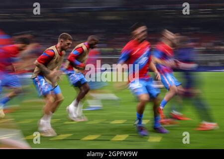 Mailand, Italien, 28. September 2021. Die Spieler von Atletico Madrid werden beim Aufwärmen vor dem Spiel der UEFA Champions League in Giuseppe Meazza, Mailand, auf Herz und Nieren geprüft. Bildnachweis sollte lauten: Jonathan Moscrop/ Sportimage Stockfoto