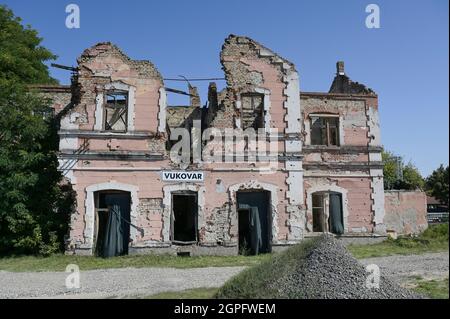 KROATIEN, Vukovar, Kriegsnachgang des Krieges zwischen serben und kroaten 1991-95, zerstörter Bahnhof / KROATIEN, Vukovar, Kriegsschäden des Balkankrieges zwischen Serben und Kroaten 1991-95, zerschossener Bahnhof, Nach ersten bewaffneten Auseinandersetzungen seit Mai 1991 in der ostkroatischen Stadt Vukovar fand die Schlacht um die Stadt an der Donau vom 14. September bis 20. November 1991 statt. Stockfoto