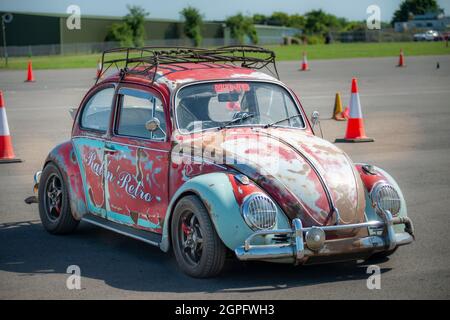 THRUXTOM, HAMPSHIRE/GROSSBRITANNIEN-JULI 17 2021: Am Samstag sitzt im Thruxton Motorsport Center ein personalisierter und verzweifelter Volkswagon-Käfer. Stockfoto