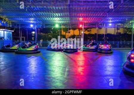 Maltepe, Istanbul, Türkei - 07.22.2021: Viele Kinder treffen sich im Sommer nachts im Vergnügungspark mit bunten Lichtern mit Bumber-Autos Stockfoto