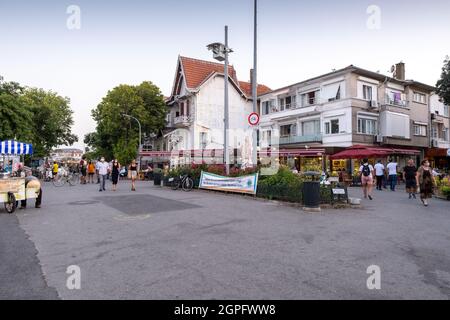 Kinaliada, Istanbul, Türkei - 07.31.2021: Kinaliada Square Center und einige türkische Leute und Touristen, die abends herumlaufen Stockfoto