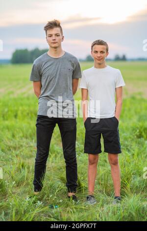Eine Fotosession mit Klassenkameraden auf einem Feld an einem Sommerabend. Stockfoto
