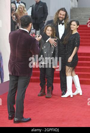 Foto muss gutgeschrieben werden ©Alpha Press 079965 28/09/2021 Jason Momoa mit Sohn Nakoa Wolf Manakauapo Namakaeha Momoa und Tochter Lola Iolani Momoa James Bond Keine Zeit zum Sterben Weltpremiere in der Royal Albert Hall in London Stockfoto