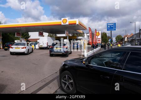 Während die Kraftstoffkrise in Großbritannien anhält, ist diese Shell-Tankstelle für Geschäfte geöffnet, und Autofahrer fahren mit ihren Autos hinein, um Kraftstoff zu tanken, der am 29. September 2021 in Birmingham, Großbritannien, zu normalen Preisen verkauft wird. Während einige Prognosen mit wenig oder gar keinem Kraftstoff geschlossen bleiben, herrscht in der Öffentlichkeit Verwirrung darüber, ob sie jetzt Kraftstoff kaufen oder warten sollten. Dies hat zu Panikkäufen und langen Warteschlangen vor einigen Tankstellen geführt, da die Krise, die durch den Mangel an LKW-Fahrern verursacht wurde, die für Lieferungen zur Verfügung stehen, weiter andauert. Stockfoto