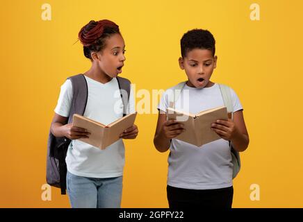 Aufgeregt afroamerikanischen Jungen und Mädchen gehen zur Schule Stockfoto