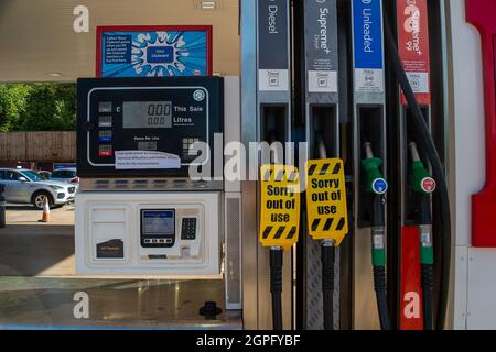 Chalfont St Peter, Buckinghamshire, Großbritannien. September 2021. Die Esso-Garage in Chalfont St. Peter hatte heute den Treibstoff trocken laufen lassen und nur der Laden war geöffnet. Aufgrund des Mangels an Kraftfahrern, die nach dem Brexit und der Covid-19-Pandemie Kraftstoff ausliefern, hat sich die Panik beim Kauf von Benzin und Diesel in den letzten Tagen fortgesetzt. Quelle: Maureen McLean/Alamy Live News Stockfoto