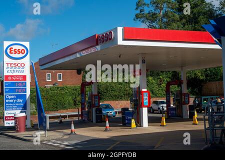 Chalfont St Peter, Buckinghamshire, Großbritannien. September 2021. Die Esso-Garage in Chalfont St. Peter hatte heute den Treibstoff trocken laufen lassen und nur der Laden war geöffnet. Aufgrund des Mangels an Kraftfahrern, die nach dem Brexit und der Covid-19-Pandemie Kraftstoff ausliefern, hat sich die Panik beim Kauf von Benzin und Diesel in den letzten Tagen fortgesetzt. Quelle: Maureen McLean/Alamy Live News Stockfoto