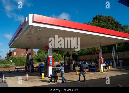 Chalfont St Peter, Buckinghamshire, Großbritannien. September 2021. Die Esso-Garage in Chalfont St. Peter hatte heute den Treibstoff trocken laufen lassen und nur der Laden war geöffnet. Aufgrund des Mangels an Kraftfahrern, die nach dem Brexit und der Covid-19-Pandemie Kraftstoff ausliefern, hat sich die Panik beim Kauf von Benzin und Diesel in den letzten Tagen fortgesetzt. Quelle: Maureen McLean/Alamy Live News Stockfoto