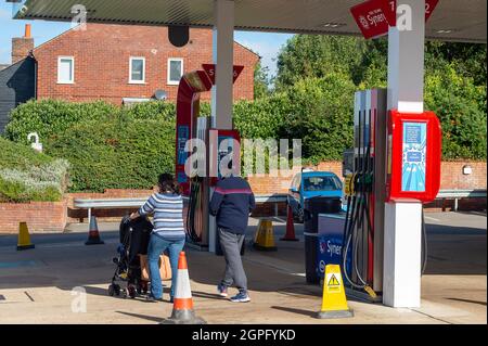 Chalfont St Peter, Buckinghamshire, Großbritannien. September 2021. Die Esso-Garage in Chalfont St. Peter hatte heute den Treibstoff trocken laufen lassen und nur der Laden war geöffnet. Aufgrund des Mangels an Kraftfahrern, die nach dem Brexit und der Covid-19-Pandemie Kraftstoff ausliefern, hat sich die Panik beim Kauf von Benzin und Diesel in den letzten Tagen fortgesetzt. Quelle: Maureen McLean/Alamy Live News Stockfoto