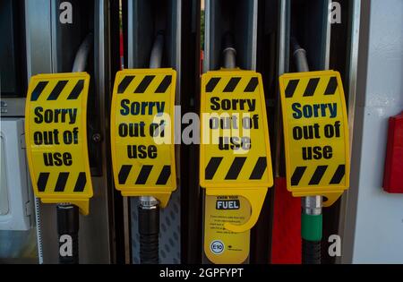 Chalfont St Peter, Buckinghamshire, Großbritannien. September 2021. Die Esso-Garage in Chalfont St. Peter hatte heute den Treibstoff trocken laufen lassen und nur der Laden war geöffnet. Aufgrund des Mangels an Kraftfahrern, die nach dem Brexit und der Covid-19-Pandemie Kraftstoff ausliefern, hat sich die Panik beim Kauf von Benzin und Diesel in den letzten Tagen fortgesetzt. Quelle: Maureen McLean/Alamy Live News Stockfoto