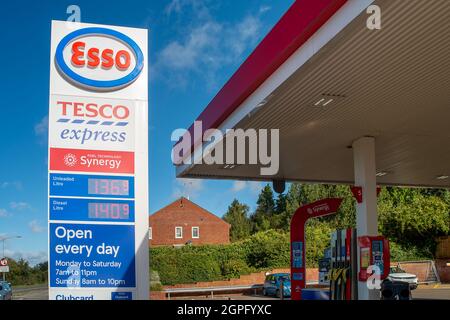 Chalfont St Peter, Buckinghamshire, Großbritannien. September 2021. Die Esso-Garage in Chalfont St. Peter hatte heute den Treibstoff trocken laufen lassen und nur der Laden war geöffnet. Aufgrund des Mangels an Kraftfahrern, die nach dem Brexit und der Covid-19-Pandemie Kraftstoff ausliefern, hat sich die Panik beim Kauf von Benzin und Diesel in den letzten Tagen fortgesetzt. Quelle: Maureen McLean/Alamy Live News Stockfoto