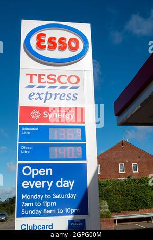 Chalfont St Peter, Buckinghamshire, Großbritannien. September 2021. Die Esso-Garage in Chalfont St. Peter hatte heute den Treibstoff trocken laufen lassen und nur der Laden war geöffnet. Aufgrund des Mangels an Kraftfahrern, die nach dem Brexit und der Covid-19-Pandemie Kraftstoff ausliefern, hat sich die Panik beim Kauf von Benzin und Diesel in den letzten Tagen fortgesetzt. Quelle: Maureen McLean/Alamy Live News Stockfoto