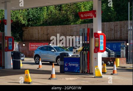 Chalfont St Peter, Buckinghamshire, Großbritannien. September 2021. Die Esso-Garage in Chalfont St. Peter hatte heute den Treibstoff trocken laufen lassen und nur der Laden war geöffnet. Aufgrund des Mangels an Kraftfahrern, die nach dem Brexit und der Covid-19-Pandemie Kraftstoff ausliefern, hat sich die Panik beim Kauf von Benzin und Diesel in den letzten Tagen fortgesetzt. Quelle: Maureen McLean/Alamy Live News Stockfoto