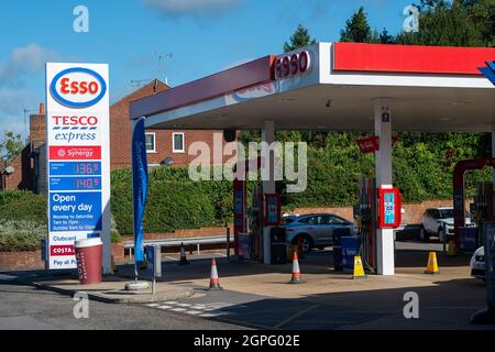 Chalfont St Peter, Buckinghamshire, Großbritannien. September 2021. Die Esso-Garage in Chalfont St. Peter hatte heute den Treibstoff trocken laufen lassen und nur der Laden war geöffnet. Aufgrund des Mangels an Kraftfahrern, die nach dem Brexit und der Covid-19-Pandemie Kraftstoff ausliefern, hat sich die Panik beim Kauf von Benzin und Diesel in den letzten Tagen fortgesetzt. Quelle: Maureen McLean/Alamy Live News Stockfoto