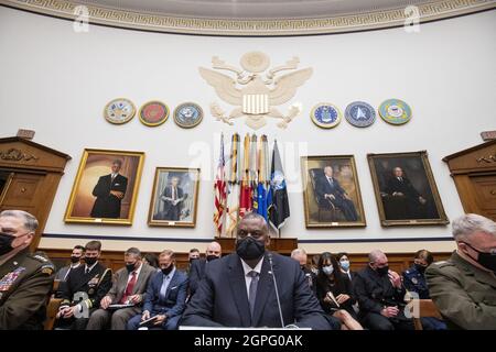 Washington, Usa. September 2021. US-Verteidigungsminister Lloyd J. Austin III nimmt seinen Sitz bei einer Anhörung des US-Militärdienstkomitees zum Thema âÂ€ÂœEnding der US-Militärmission in AfghanistanâÂ€Â im Rayburn House Office Building in Washington, DC, Mittwoch, 29. September 2021. Foto von Rod Lampey/Pool/ABACAPRESS.COM Quelle: Abaca Press/Alamy Live News Stockfoto