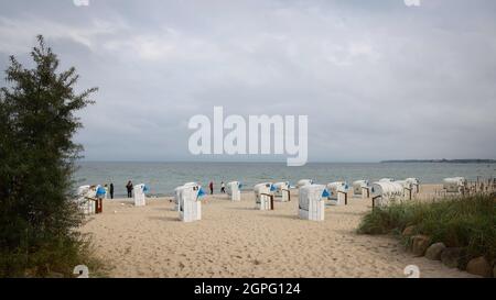 Timmendorfer Strand, Deutschland. September 2021. Nur wenige Menschen befinden sich am Ostseestrand in der Nähe von Timmendorfer Strand. Quelle: Christian Charisius/dpa/Alamy Live News Stockfoto