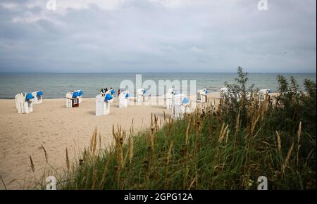 Timmendorfer Strand, Deutschland. September 2021. Nur wenige Menschen befinden sich am Ostseestrand in der Nähe von Timmendorfer Strand. Quelle: Christian Charisius/dpa/Alamy Live News Stockfoto