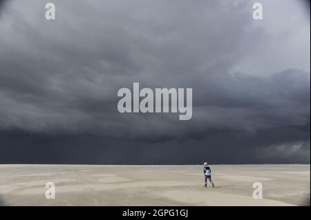 Sankt Peter-Ording (nordfriesisch St. Peter-Urden) Strand mit Gewitterwolken Stockfoto