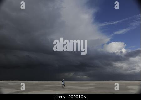 Sankt Peter-Ording (nordfriesisch St. Peter-Urden) Strand mit Gewitterwolken Stockfoto