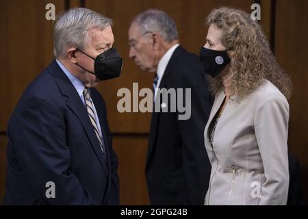 Washington, Usa. September 2021. Der Vorsitzende Richard Durbin, D-Ill., links, Senator Chuck Grassley, R-Iowa, und die Außenministerin von Texas, Donna Howard, Distrikt 48, werden am Mittwoch, den 29. September 2021, vor der Anhörung des Justizausschusses des Senats zum neuen umstrittenen Abtreibungsgesetz von Texas im Hart Senate Office Building in Washington, DC, gesehen. Pool Foto von Tom Williams/UPI Kredit: UPI/Alamy Live Nachrichten Stockfoto