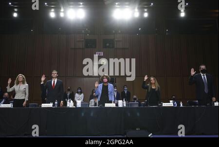 Donna Howard, Vertreterin des Bundesstaates Texas (D) Alabama, Generalstabschef Edmund Lacour Jr. Fatima Goss Graves, Präsidentin des National Women's Law Center, Professorin Jennifer Mascott von der Antonin Scalia Law School der George Mason University und Professor Stephen Vladeck, Vorsitzender der Bundesgerichte an der University of Texas School of Law, Sind vereidigt, bei einer Anhörung des Justizausschusses des Senats über das neue umstrittene Abtreibungsgesetz von Texas am Mittwoch, den 29. September 2021, im Hart Senate Office Building in Washington, DC, Aussagen zu machen. Poolfoto von Tom Brenner/UPI Stockfoto