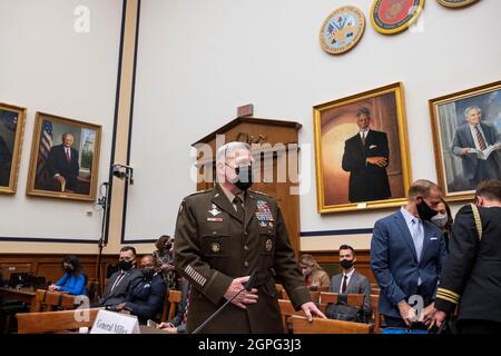 Der US-Armeegeneral Mark A. Milley, Vorsitzender der Generalstabschefs der Vereinigten Staaten, nimmt am âEnding Mittwoch, den 29. September 2021, an einer Anhörung des US-Militärausschusses in Afghanistanâ im Rayburn House Office Building in Washington, DC, Teil. Kredit: Rod Lampey/Pool über CNP Stockfoto