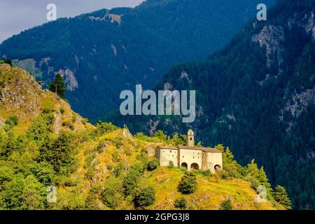 Herrlicher Blick auf die Kirche St. Agnese. Sondalo, Valtellina, Lombardei, Italien. Stockfoto