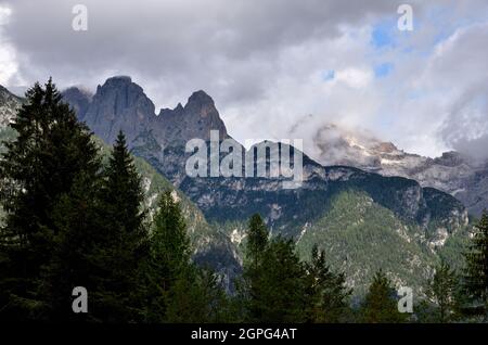 Von der Staatsstraße, die nach Auronzo führt, in der Ortschaft Piano di Ciarse, Blick auf die Berge oberhalb des Giralba-Tals Stockfoto