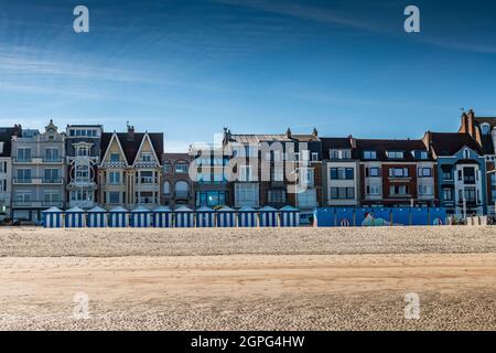 Malo-les-bains, Cabines de Plage et façades des Villas du Front de mer, Frankreich, Nord, été Stockfoto