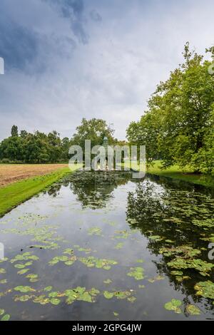 La Gloriette de l’Île d’Amour dans le jardin Anglais du Château de Chantilly, Frankreich, Oise, Automne Stockfoto