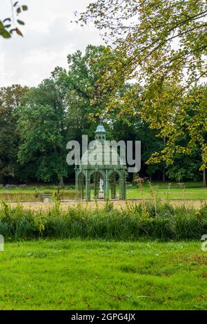 La Gloriette de l’Île d’Amour dans le jardin Anglais du Château de Chantilly, Frankreich, Oise, Automne Stockfoto