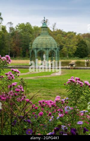 La Gloriette de l’Île d’Amour dans le jardin Anglais du Château de Chantilly, Frankreich, Oise, Automne Stockfoto