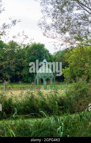 La Gloriette de l’Île d’Amour dans le jardin Anglais du Château de Chantilly, Frankreich, Oise, Automne Stockfoto